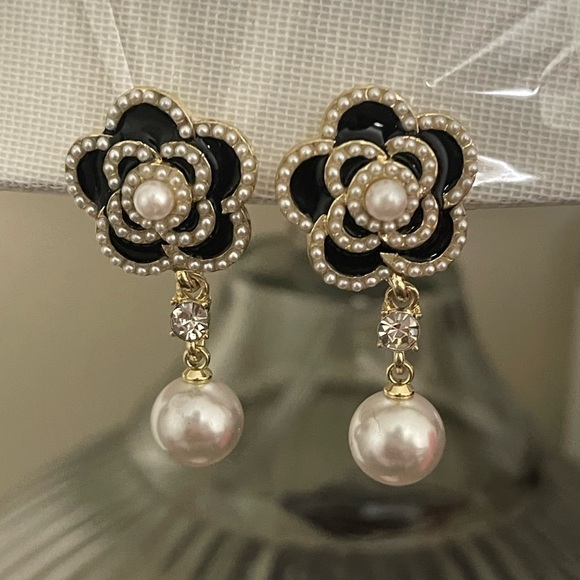 Sweet pearl camellia rose earrings - Picture 2 of 2